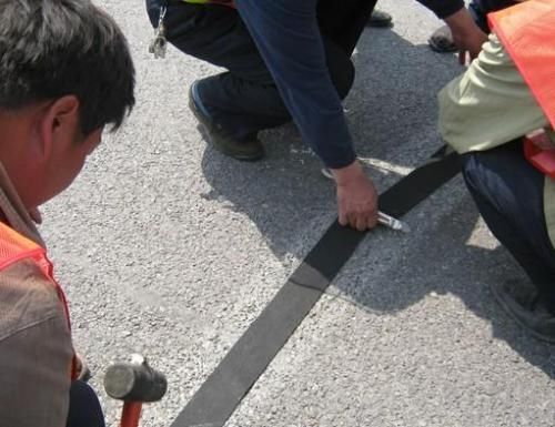 灌缝胶厂家讲解安装路面贴缝带主要步骤有哪些